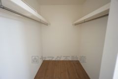 洋室にはハンガーパイプ付きのウォークインクローゼットが設けられています。たっぷり収納できるので衣替えの心配もいりませんね＾＾