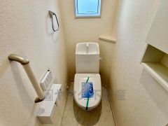 ウォシュレット付きトイレです。1階2階の2ヶ所にトイレがあるので、忙しい朝にもゆとりができますね＾＾ 温水洗浄便座リモコン付き。