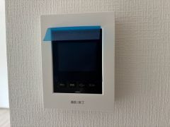 今や必需品となっておりますTVモニター付きインターホンです。録画・再生器のもついており防犯性もばっちりです。キッチン横にありワンタッチで外の方とお話ができますので便利です。