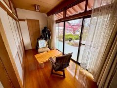 庭を眺めながら過ごせる贅沢な縁側スペースです。