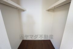 ウォークインクローゼット付き＾＾ハンガーパイプ下にボックスを置いて、枕棚を活用して、たっぷりと収納できそうです＾＾