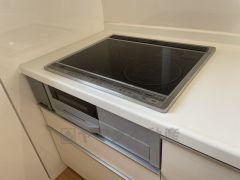 お手入れのしやすいIHクッキングヒーターです。3口コンロなので、効率よくお料理が楽しめます。毎日のお料理も楽しくなりますね＾＾