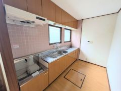 窓付きで明るく換気しやすいキッチン。ゆとりある作業スペースと豊富な収納を備え、毎日の料理も快適にこなせます。