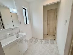 洗面台、洗濯機置き場、バスルームが連なっている、生活導線の考えられた作りになっています。