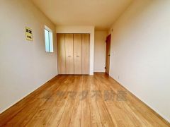 明るい洋室です。ナチュラル色のフローリングで開放的な優しい雰囲気になっています＾＾ベッドや机、ＴＶを置いてもゆとりのある広さです。