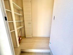 玄関扉から光の差し込む明るい玄関です。 たっぷり収納できるシューズボックス付きなので、家族全員の靴がきれいに整頓できます。