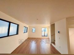 2面採光を確保したリビングは、陽光あふれる明るい空間です。ゆったり寛げる憩いの場となりそうです＾＾