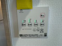 浴室暖房乾燥機には、暖房、乾燥、涼風、換気の4つの機能が付いています。タイマー付きです。雨の日はもちろん、急ぎで洗濯する必要のあるお子様の体操服や、下着類などを乾かすのに便利です。