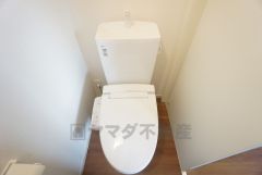 ウォシュレット付きトイレです。1階2階の2ヶ所にトイレがあるので、忙しい朝にもゆとりができますね＾＾