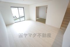 大きな掃き出し窓のあるリビングは、陽光あふれる明るい空間です。ゆったりと寛げる憩いの場となりそうです。