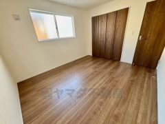 大きめのクローゼットがついた使いやすい洋室です。すっきりと整理整頓できるので気持ちよくすごせます＾＾