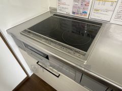 お手入れのしやすいIHクッキングヒーターです。3口コンロなので、効率よくお料理が楽しめます。
