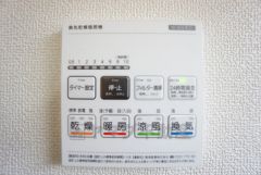 雨の日の洗濯も安心できる浴室暖房乾燥機付き浴室。リモコンで操作もボタン1つで簡単。