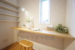 キッチン前方にはカウンター付き。お子さまの勉強スペースや作業の場、家事の合間の一息休憩にも＾＾