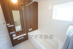 1日の疲れを癒すくつろぎのバスルーム。足を伸ばしてもゆったりと入れるサイズです。お子様と一緒にお風呂に入っても狭くないですね＾＾