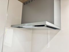 ファンやフィルターが見えにくいレンジフード。パッと視界に入っても細部までは見えにくく、オシャレでインテリアデザインの一部になりますね＾＾