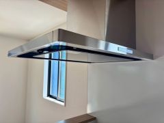 スタイリッシュな薄型レンジフードを採用。お手入れがしやすく、キッチンをすっきりとした印象に演出。毎日の家事も快適にこなせます。