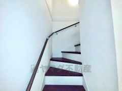 踏み場の広い手摺付き階段です。勾配も緩やかに設計されており、高齢の方でも安心できますね＾＾