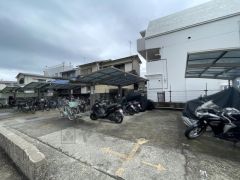 屋根付き駐輪場。