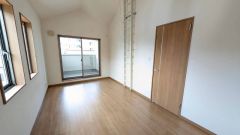 バルコニーに面した7帖の寝室です。南西向きの大きな窓から爽やかな朝日がしっかりと取り込まれ、快適生活の始まりに＾＾