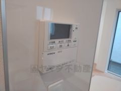 キッチン横から追い炊き、温度調節など楽々操作できる給湯器リモコンです＾＾忙しい夕飯の準備の時間帯に重宝しますね。