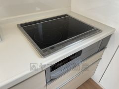 お手入れのしやすいIHクッキングヒーター。表面が平らな形状なのでお掃除も楽々。調理後に気になる箇所を布巾で拭くように心がけるだけで、手間をかけずにキッチンをきれいな状態に保てますね。