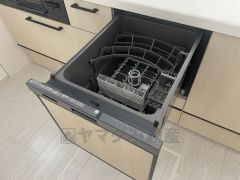 食後の時間にゆとりを与えてくれる食器洗い乾燥機。操作ボタンも上面にあるので、腰をかがめずに操作が楽々。