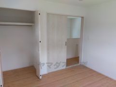 たっぷり収納できるクローゼット付きでお部屋の中をすっきりと快適に保てます。