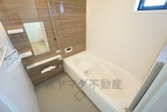 1日の疲れを癒すくつろぎのバスルーム。足を伸ばしてもゆったりと入れるサイズです。お子様と一緒にお風呂に入っても狭くないですね＾＾