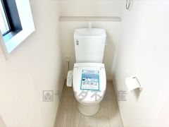 ウォシュレット付きトイレです。1階2階の2ヶ所にトイレがあるので、忙しい朝にもゆとりができますね＾＾