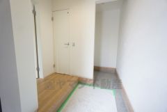 玄関にはシューズボックスとシューズクローク付き。ご家族全員分の靴からベビーカーやゴルフバッグなどもしっかり収納できます＾＾