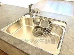 大きなお鍋も楽々洗える幅の広いシンクです＾＾ステンレスシンクなので簡単にお掃除できますよ。洗剤やスポンジもすっきりできる収納付き。
