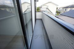 陽当たりの良いバルコニーです。お洗濯やお布団干しはもちろん、日光浴スペースにも。足元は防水工事施工済です。