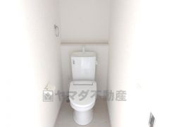 ウォシュレット付きトイレです。1階2階の2ヶ所にトイレがあるので、忙しい朝にもゆとりができますね＾＾