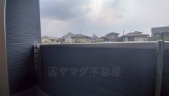 陽当たりの良いバルコニーです。お洗濯やお布団干しはもちろん、日光浴スペースにも。足元は防水工事施工済です。