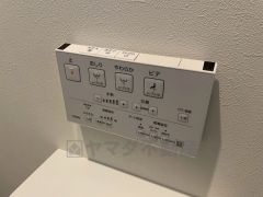壁リモコンタイプのウォシュレット付き。すっきりした見た目で、トイレ奥の掃除もしやすいです。