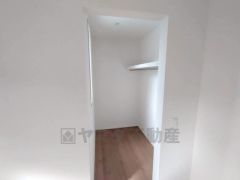 収納量たっぷりのウォークインクローゼット。ハンガーパイプ付で散らかりがちな洋服類もきれいに整理できます。