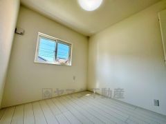 ナチュラル色のフローリングで開放的な優しい雰囲気になっています＾＾