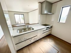 収納も、作業スペースも広々と設けられた使いやすいシステムキッチンです＾＾カウンターキッチンなので、ご家族と会話をしながら楽しくお料理ができます＾＾