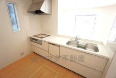 収納も、作業スペースも広々と設けられた使いやすいシステムキッチンです＾＾カウンターキッチンなので、ご家族と会話をしながら楽しくお料理ができます＾＾