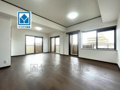 大きな掃き出し窓のあるリビングは、陽光あふれる明るい空間です。ゆったりと寛げる憩いの場となりそうです。