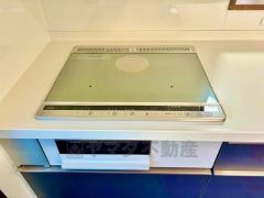 お手入れのしやすいIHクッキングヒーターです。3口コンロなので、効率よくお料理が楽しめます。毎日のお料理も楽しくなりますね＾＾
