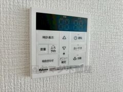 キッチン横からお湯張り、追い炊き、足し湯がボタン一つで楽々操作できる給湯機リモコンです＾＾忙しい夕飯の準備の時間帯に重宝しますね。