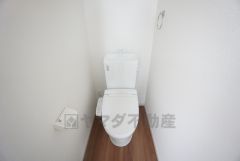 温水洗浄機付トイレです。節水機能もあるので、安心して使えますね。もちろん、1階2階の2ヶ所にトイレがあるので、忙しい朝にもゆとりができますね。