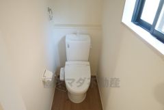 1階2階の2ヶ所にトイレがありますので、忙しい朝にも家族に気を使わず、ゆとりが生まれますね＾＾ 小窓付きで換気する時に便利です＾＾