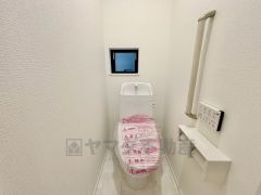 ウォシュレット付きトイレです。1階2階の2ヶ所にトイレがあるので、忙しい朝にもゆとりができますね＾＾