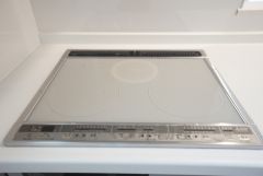 お手入れのしやすいIHクッキングヒーターです。3口コンロなので、効率よくお料理が楽しめます。毎日のお料理も楽しくなりますね＾＾