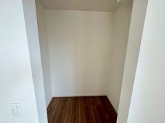 ウォークインクローゼット付き＾＾ハンガーパイプ下にボックスを置いて、枕棚を活用して、たっぷりと収納できそうです＾＾