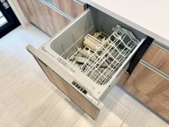 普通に食器洗いをする時より水道代が70％ほど削減できます。夜お休みになるときに食洗器を利用すれば朝起きた時には食器が綺麗になっていますので便利です。