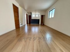 明るいリビングは広々18.4帖あります＾＾